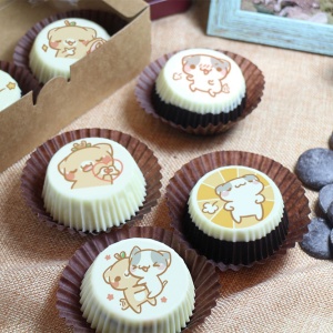 Here comes the cat, here comes the cat, chocolate Oreo cake...