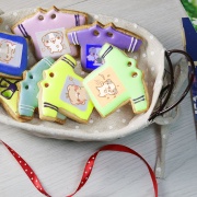 The cat is here, the cat is here, Tandora's biscuits for salivation (with gift box) (receiving salivation to protect children's food and clothing) (12 pieces in a box, with red thread & piercing) [designed by is the cat is coming],