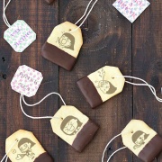 Miss Bubble, Miss Bubble, Tea Bag Chocolate Biscuits (similar to the Little Bear Biscuit Wenqing Style in Childhood) (With a gift box, suitable for sharing with colleagues, friends and family) [designed by Miss Bubble],