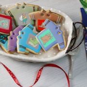 Hair Cong Cong Mao Cong Cong, Tandora biscuits for salivation (with gift box) (receiving saliva to ensure that the child has no shortage of food and clothing) (12 pieces in a box, with red thread & piercing) [designed by Mao Cong Cong],