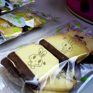 UNi UNi UNi, Happy Valentine's Day Tea Bag Chocolate Biscuits (similar to the little bear biscuit when I was young) (with a gift box, suitable for sharing with colleagues, friends and family) [designed by UNi 优尼],