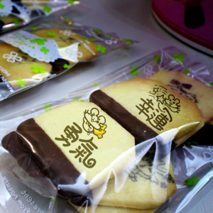 The island of Colapi croquettes, the island of Colapi croquettes, lucky and courage tea bag chocolate biscuits (similar to the little bear biscuits in childhood) (with a gift box, suitable for sharing with colleagues, friends and family) [designed by Colapi island of croquettes ],