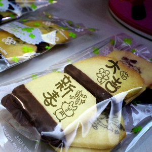 The island of Colapi croquettes, the island of Colapi croquettes, Happy New Year tea bag chocolate biscuits (similar to the little bear biscuits in childhood) (with a gift box, suitable for sharing with colleagues, friends and family) [designed by Colapi island of croquettes] ,