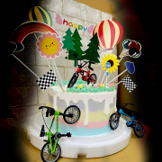 susan susan,全台唯一可配送_冰淇淋千層蛋糕__自行車 ( 附上腳踏車、踏青熱氣球、競賽旗、森林彩虹   造型不定期調整*。.) (##也可不做冰淇淋 )...  ....(裝飾品如公仔或數位動畫影音等均為贈品不得轉售..平均哈根達斯蛋糕熱量的1/5台灣蛋糕的1/4)）送壞賠2倍詳情請見取貨方式內的娘娘專送的說明,