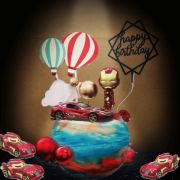 susan susan,鋼鐵人車 x 敲敲蛋糕(不只這主題，其他所有主題蛋糕內頁均可勾選升級做敲敲蛋糕) ( 敲破蛋糕可放裝飾品到蛋糕內喔!! 附上一台大跑車or三台小跑車、鋼鐵人、生日快樂插件、熱氣球、鋼鐵金氣球、生日快樂  造型不定期調整*。.) (##也可不做冰淇淋 )...   ....(裝飾品如公仔或數位動畫影音等均為贈品不得轉售..平均哈根達斯蛋糕熱量的1/5台灣蛋糕的1/4)）(【娘娘專送】為2021/11月開始的取貨方式之一，保證不提早不壞損不延遲，壞了照價賠償並送你蛋糕),