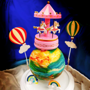 susan susan,旋轉木馬音樂盒 x 敲敲蛋糕(不只這主題，其他所有主題蛋糕內頁均可勾選升級做敲敲蛋糕) ( 敲破蛋糕可放裝飾品到蛋糕內喔!! 附上音樂盒、有聲 、氣球插旗、數個彩虹擺件 造型不定期調整*。.) (##也可不做冰淇淋 )...   ....(裝飾品如公仔或數位動畫影音等均為贈品不得轉售..平均哈根達斯蛋糕熱量的1/5台灣蛋糕的1/4)）(【娘娘專送】為2021/11月開始的取貨方式之一，保證不提早不壞損不延遲，壞了照價賠償並送你蛋糕),