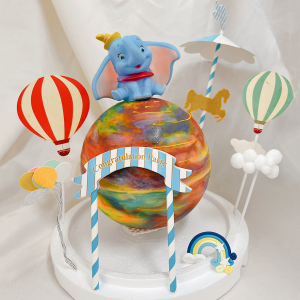 susan susan,天空小飛象與馬戲團 x 敲敲蛋糕(不只這主題，其他所有主題蛋糕內頁均可勾選升級做敲敲蛋糕) ( 敲破蛋糕可放裝飾品到蛋糕內喔!! 附上小飛象、馬戲團插件、熱氣球插件、立體彩虹、雲朵插件、氣球插件 造型不定期調整*。.) (##也可不做冰淇淋 )...    ....(裝飾品為贈品不得轉售..平均哈根達斯蛋糕熱量的1/5台灣蛋糕的1/4)）(【娘娘專送】為2021/11月開始的取貨方式之一，保證不提早不壞損不延遲，壞了照價賠償並送你蛋糕),