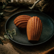 蜂蜜瑪德蓮, 官官甜點製造所