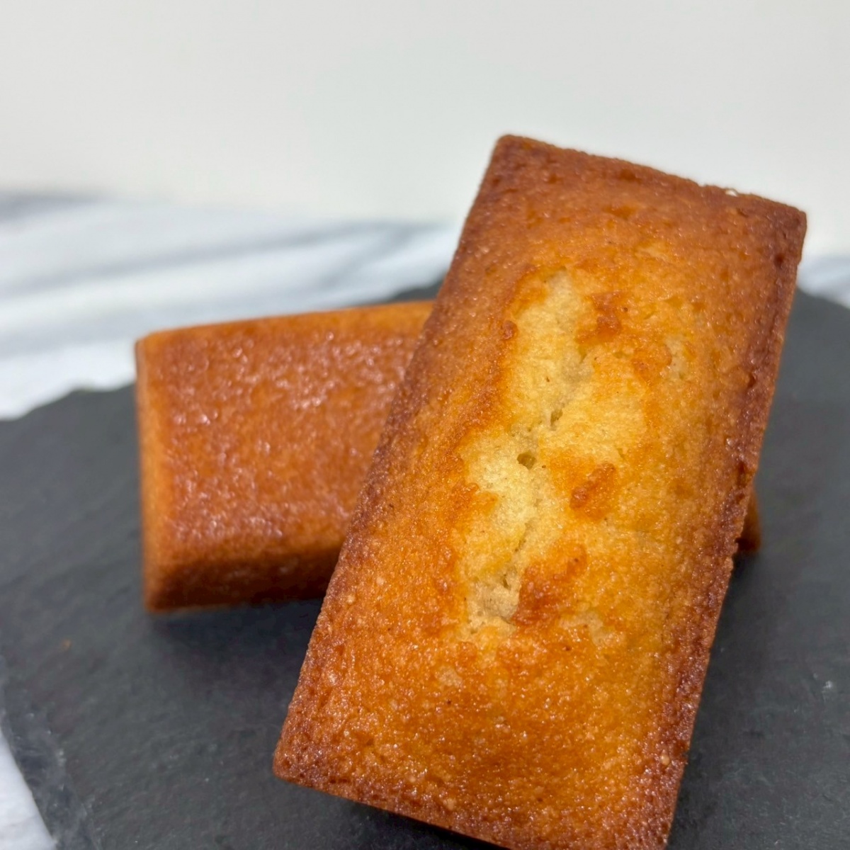 奶香費南雪, 官官甜點製造所